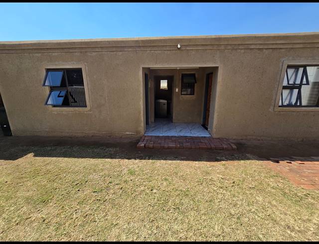 2 BEDROOM FREEHOLD FOR SALE IN MOFFAT VIEW